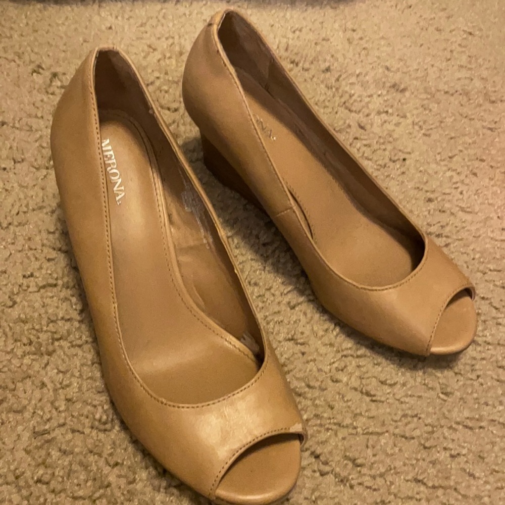 Nude heels only worn twice